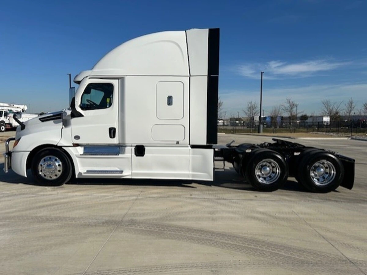 2024 Freightliner Cascadia - image 2