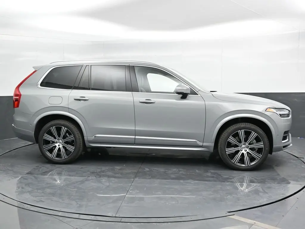 2025 Volvo - image 3