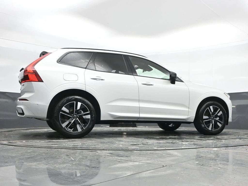 2026 Volvo - image 38