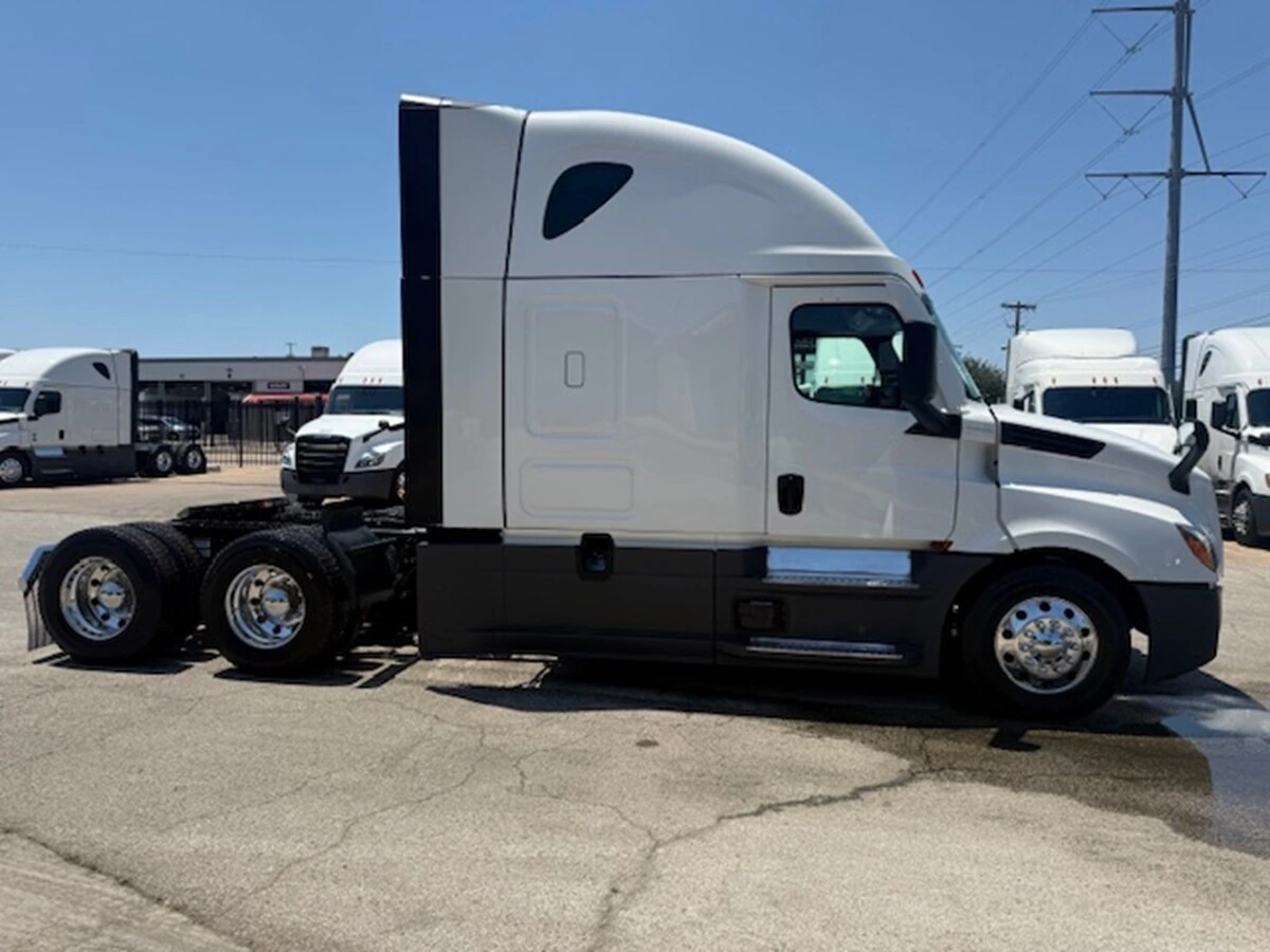 2025 Freightliner Cascadia — photo 3