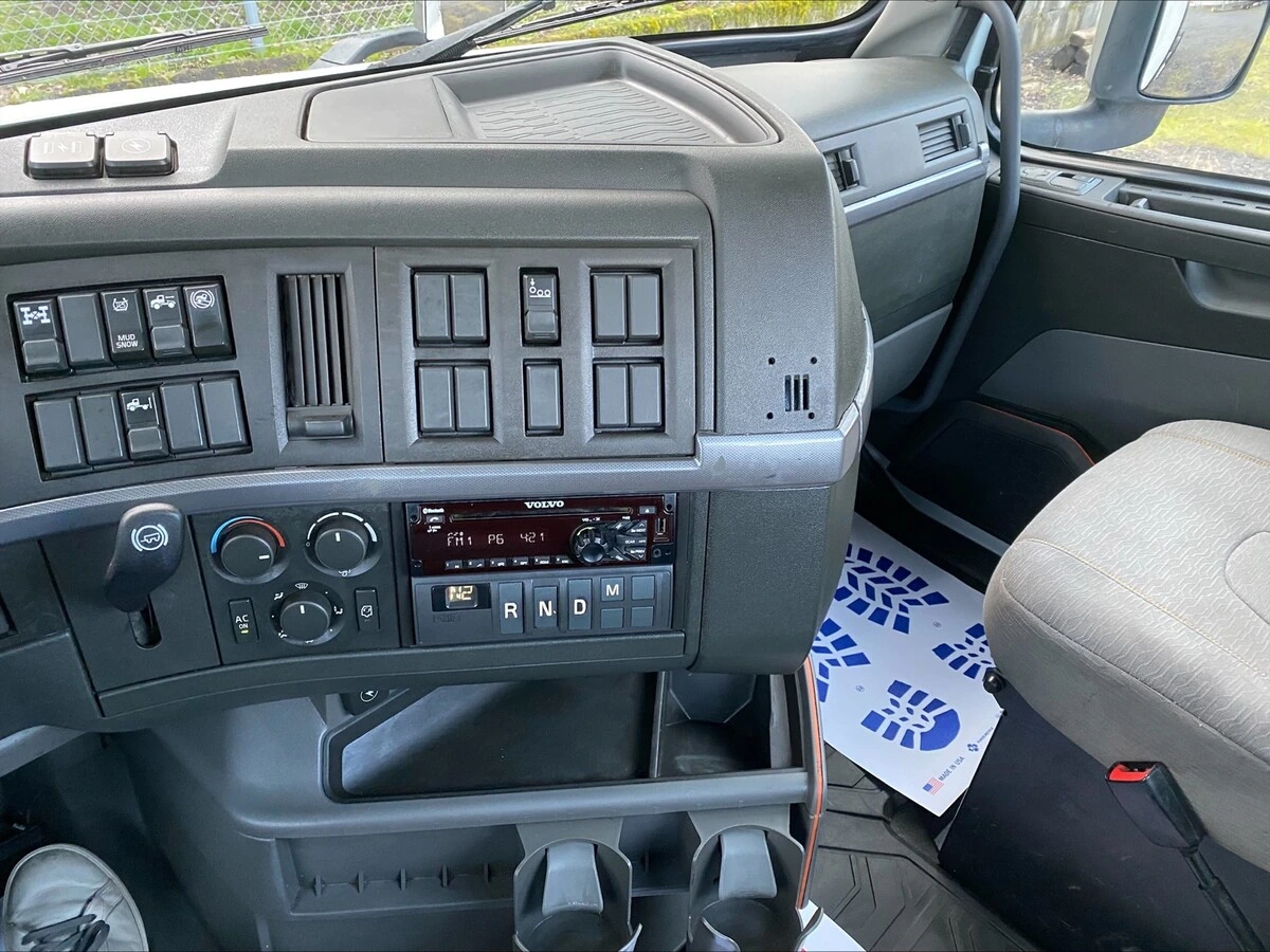 2018 Volvo VNL 860 - image 7