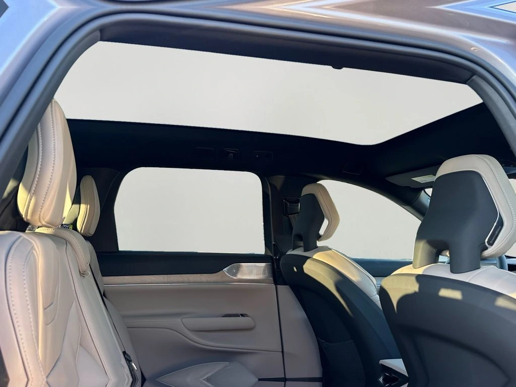 2026 Volvo - image 5