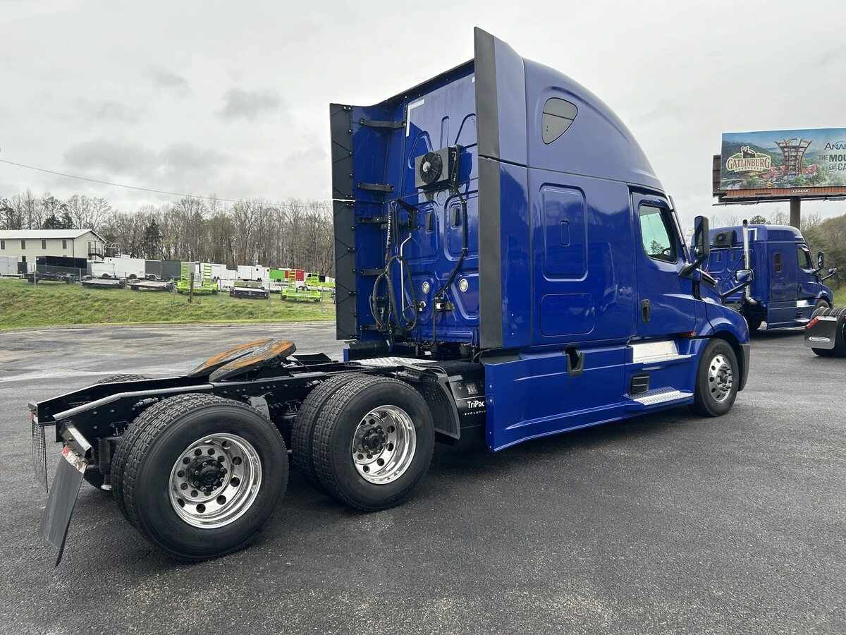 2022 Freightliner Cascadia - image 5