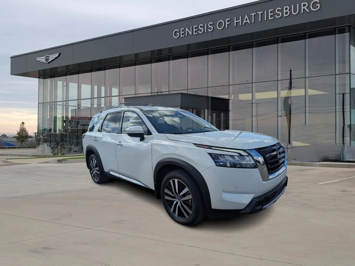 2024 Nissan Pathfinder Platinum's photo