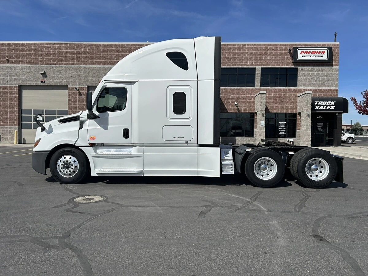 2022 Freightliner Cascadia - image 9