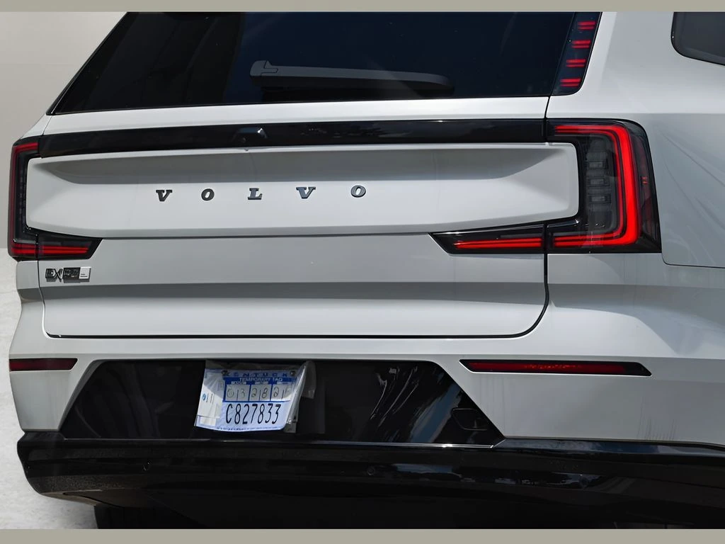 2025 Volvo - image 28