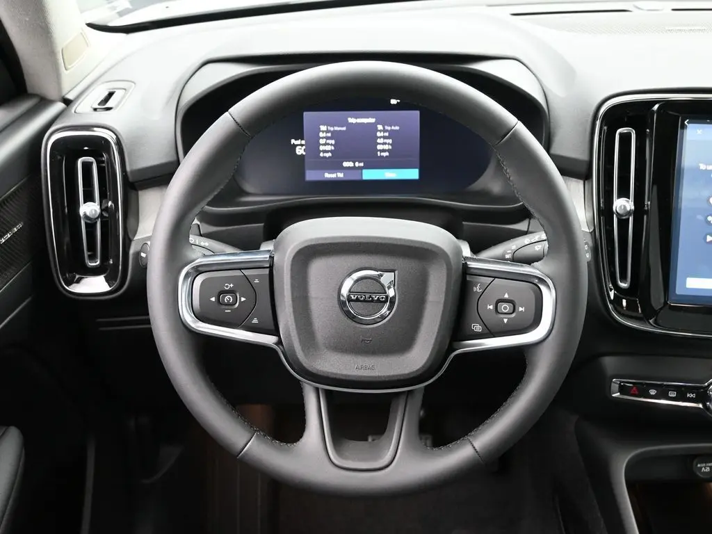 2025 Volvo - image 17