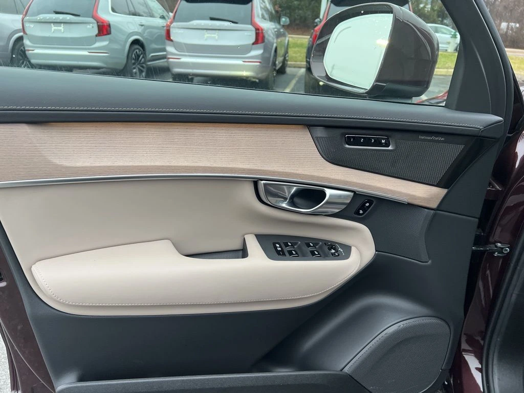 2026 Volvo - image 5