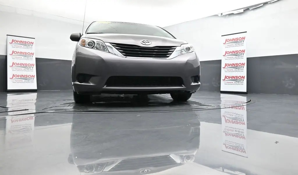2014 Toyota Sienna LE photo 40