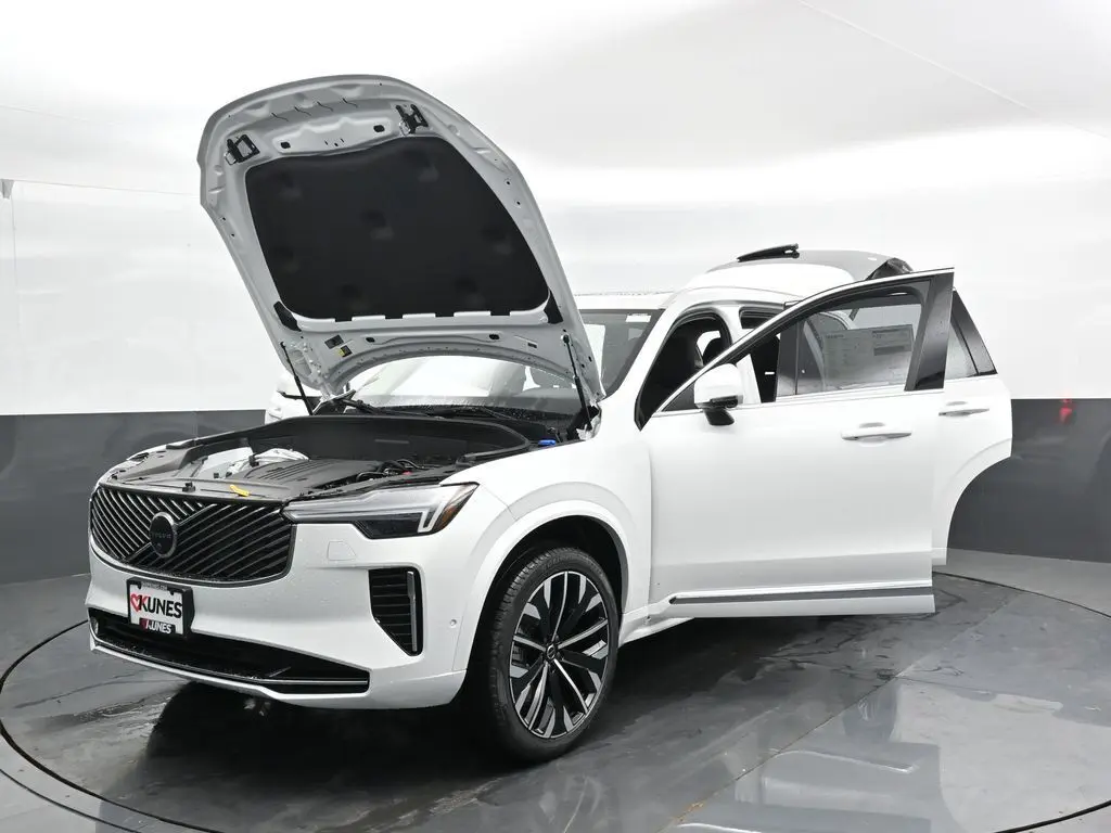 2025 Volvo - image 49