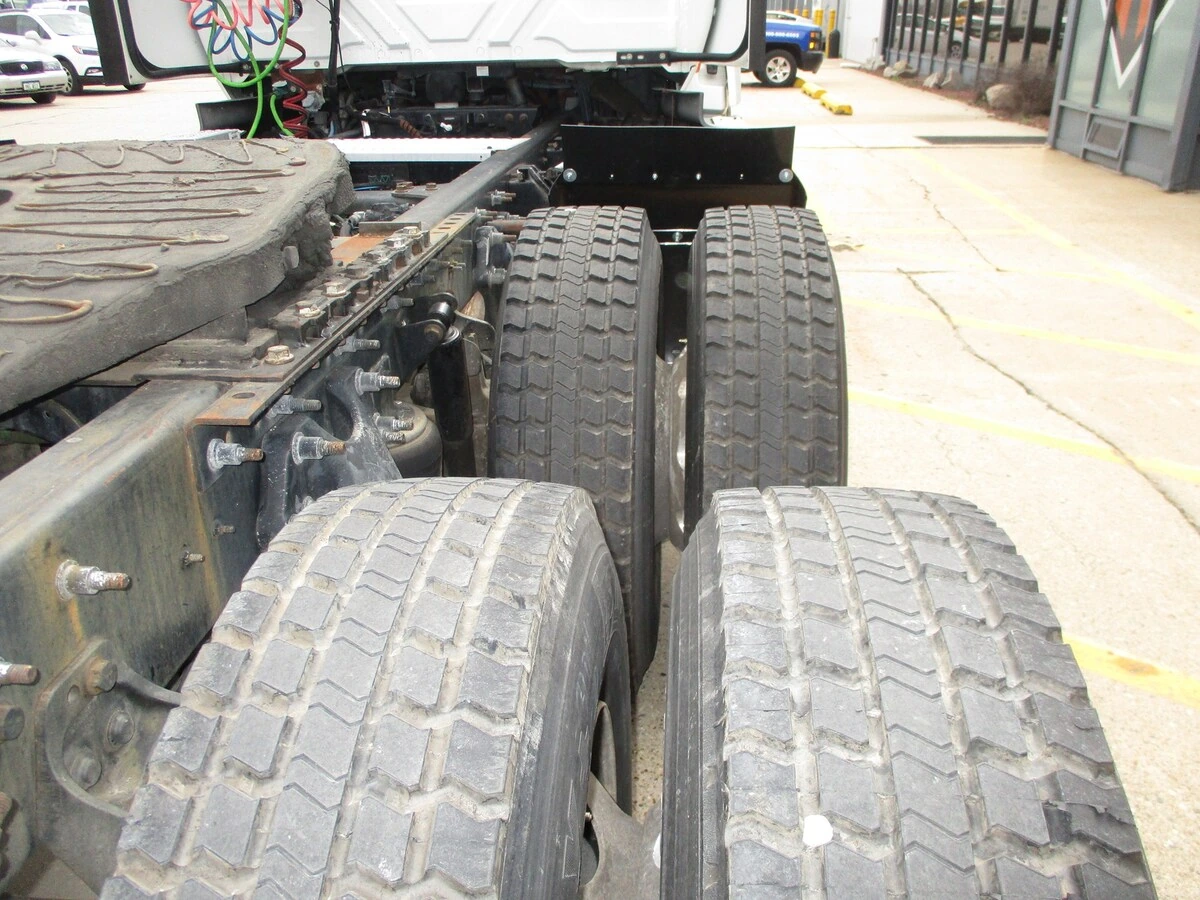 2019 International LT - image 10