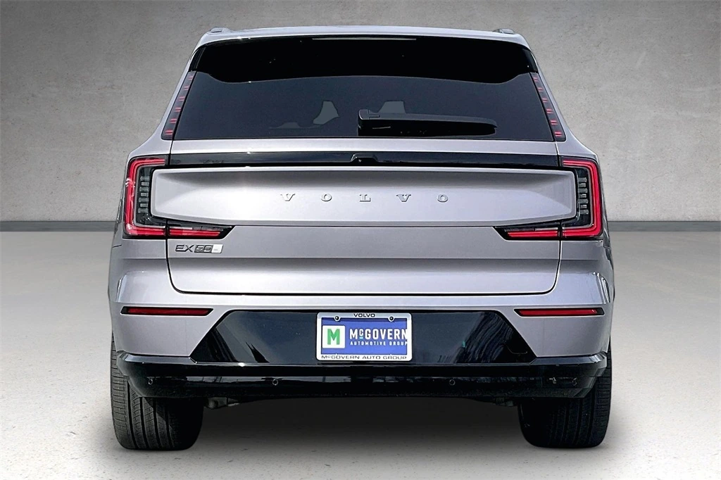 2026 Volvo - image 4