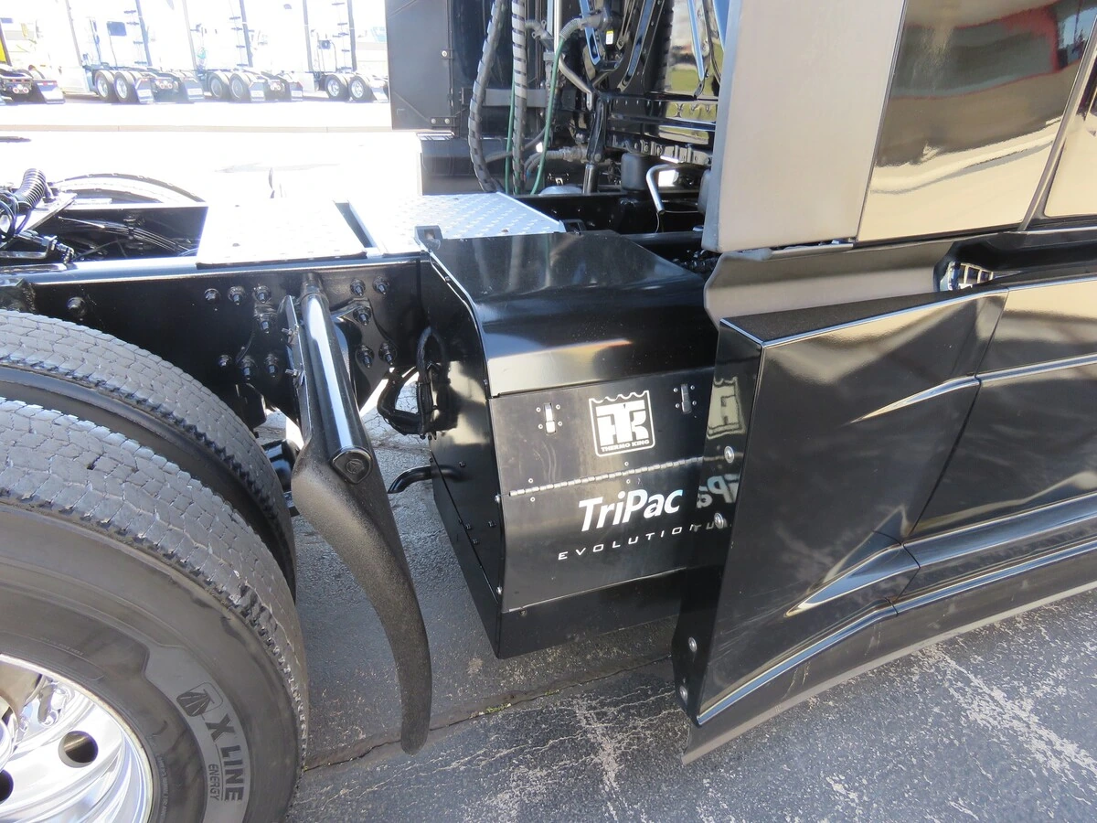 2022 Freightliner Cascadia - image 8