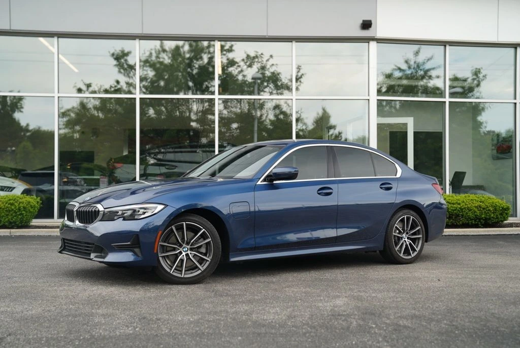 2021 BMW 3 Series 330e xDrive Sedan's photo