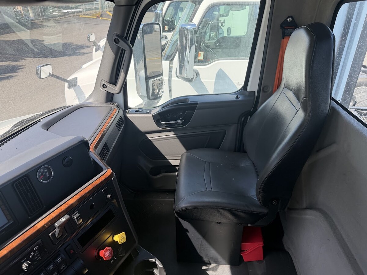 2018 International LT in Portland, OR — photo 4