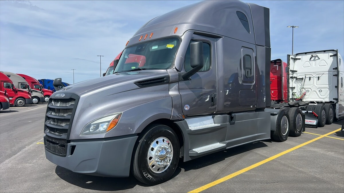 2022 Freightliner Cascadia - image 1