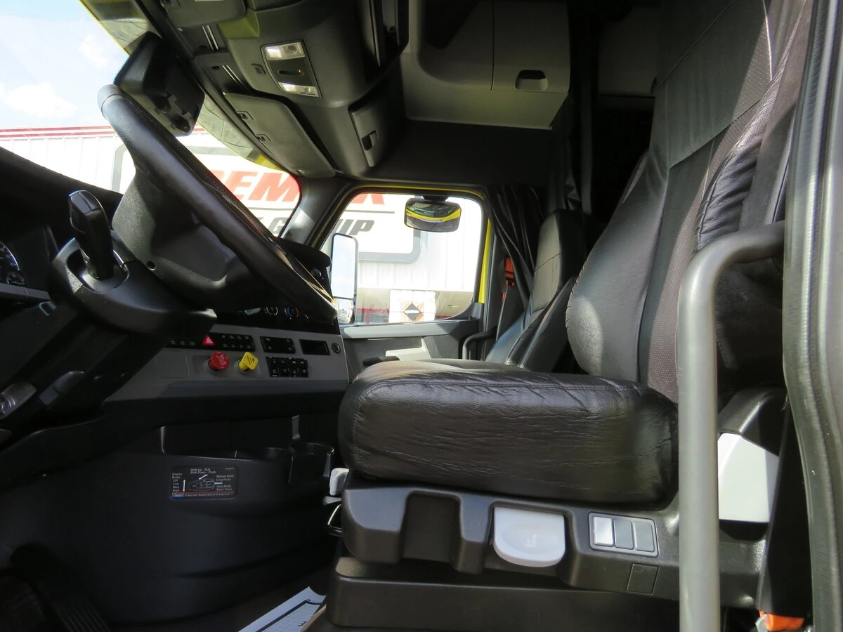 2022 Freightliner Cascadia - image 13