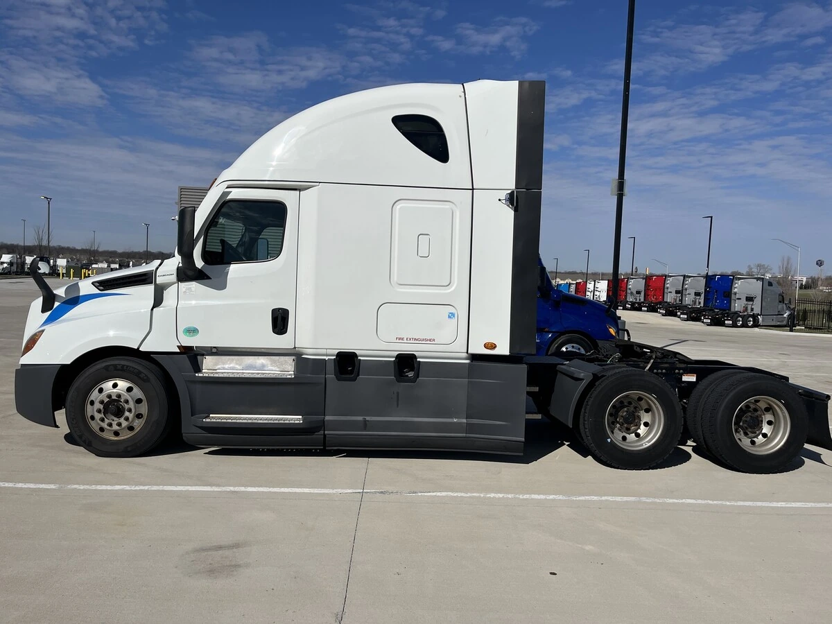 2021 Freightliner Cascadia - image 7
