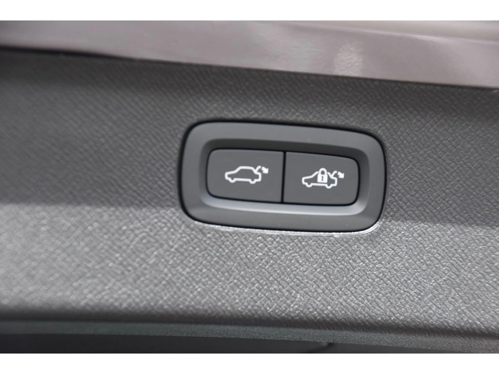 2026 Volvo - image 24