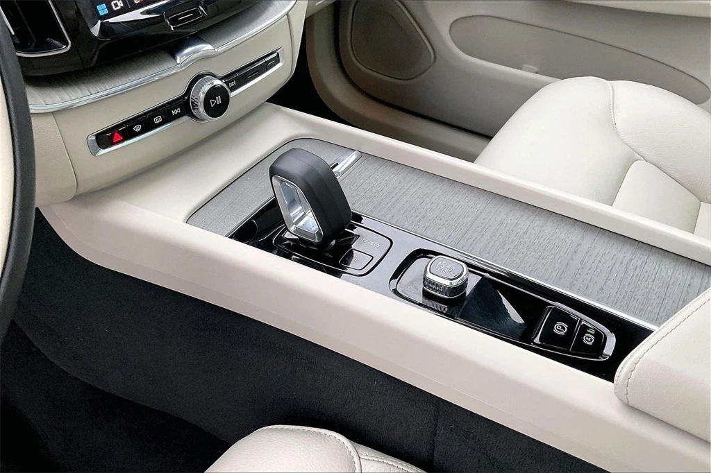 2024 Volvo - image 18