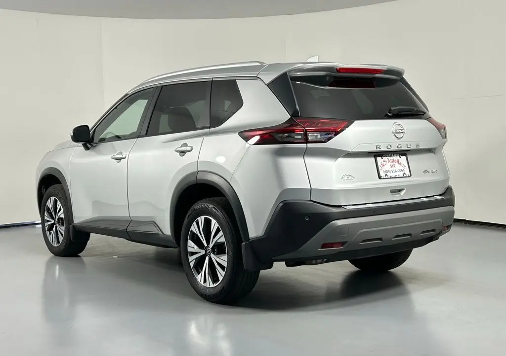 2022 Nissan Rogue SV photo 2