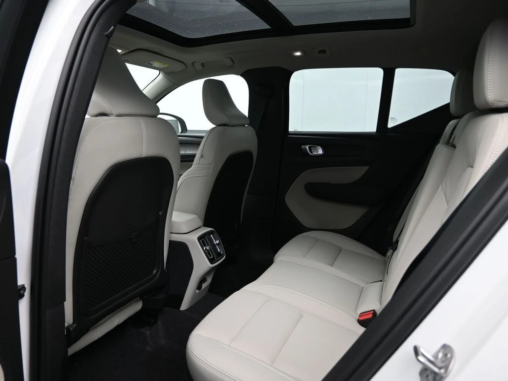 2026 Volvo - image 23