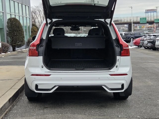 2022 Volvo - image 32