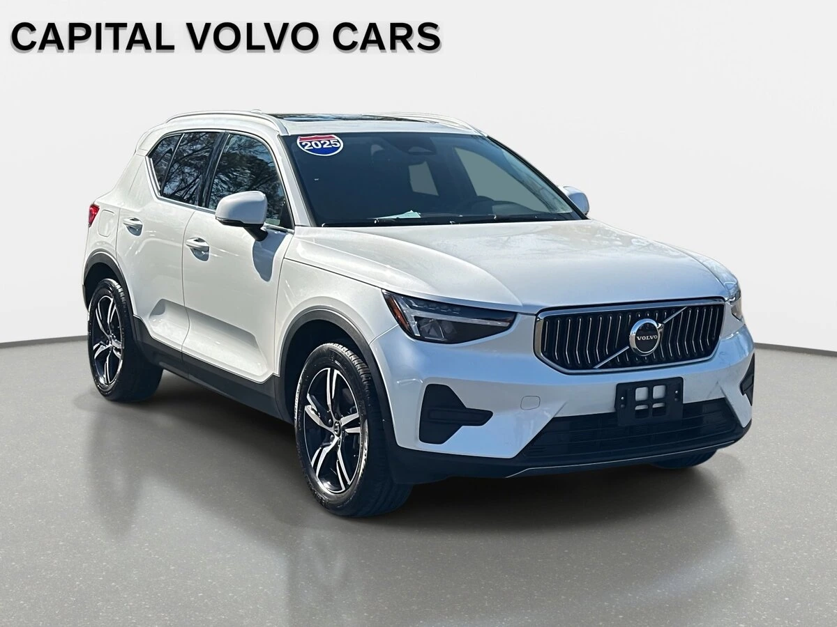 2025 Volvo - image 3