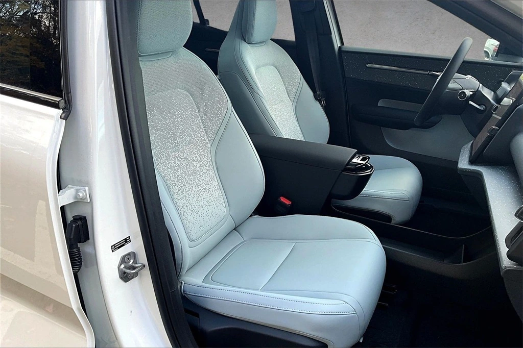 2025 Volvo - image 11