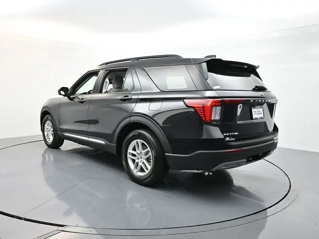 2025 Ford Explorer photo 3