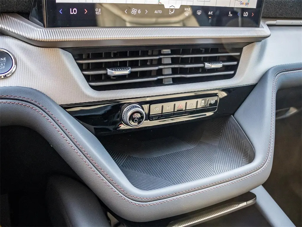 2025 Ford Explorer photo 31