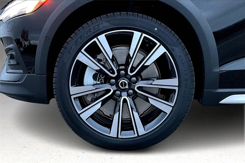 2026 Volvo - image 13