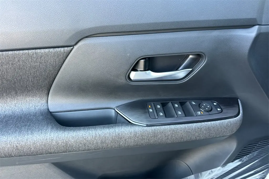 2026 Nissan Kicks SV photo 7