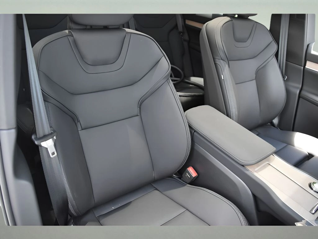 2025 Volvo - image 30