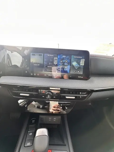 2026 Nissan Kicks SR photo 11