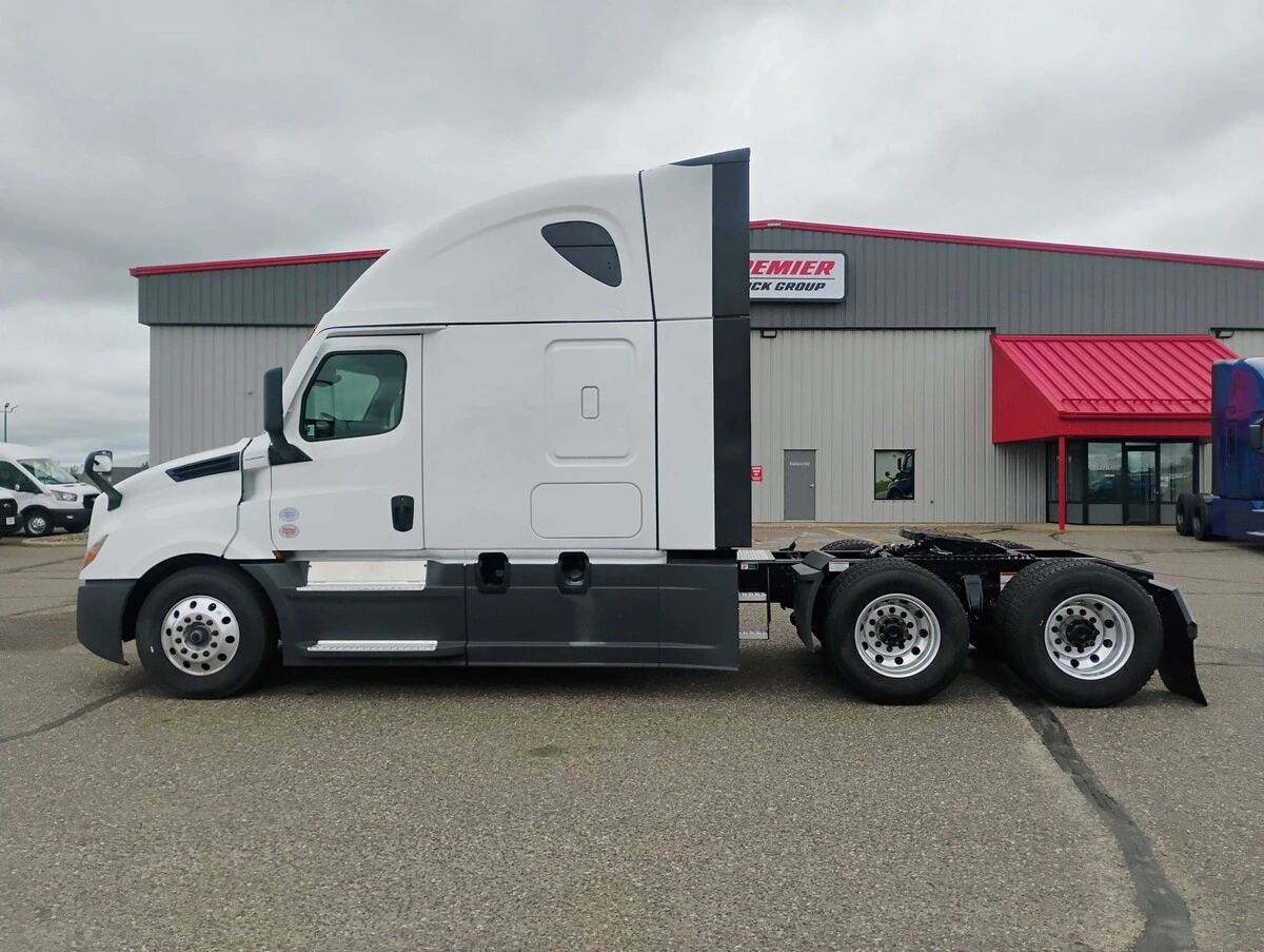 2025 Freightliner Cascadia — photo 8