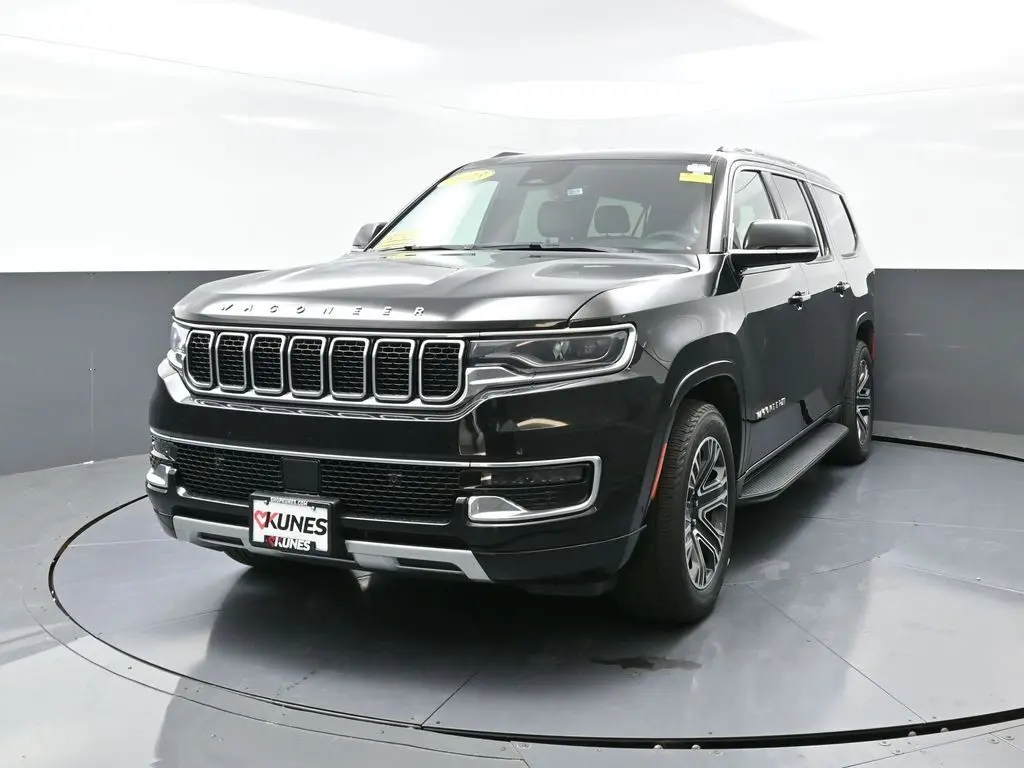 2023 Jeep Wagoneer L Series II photo 3