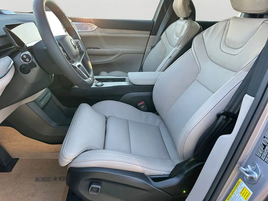 2026 Volvo - image 14