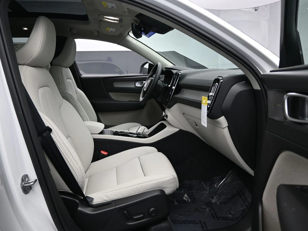 2026 Volvo - image 26