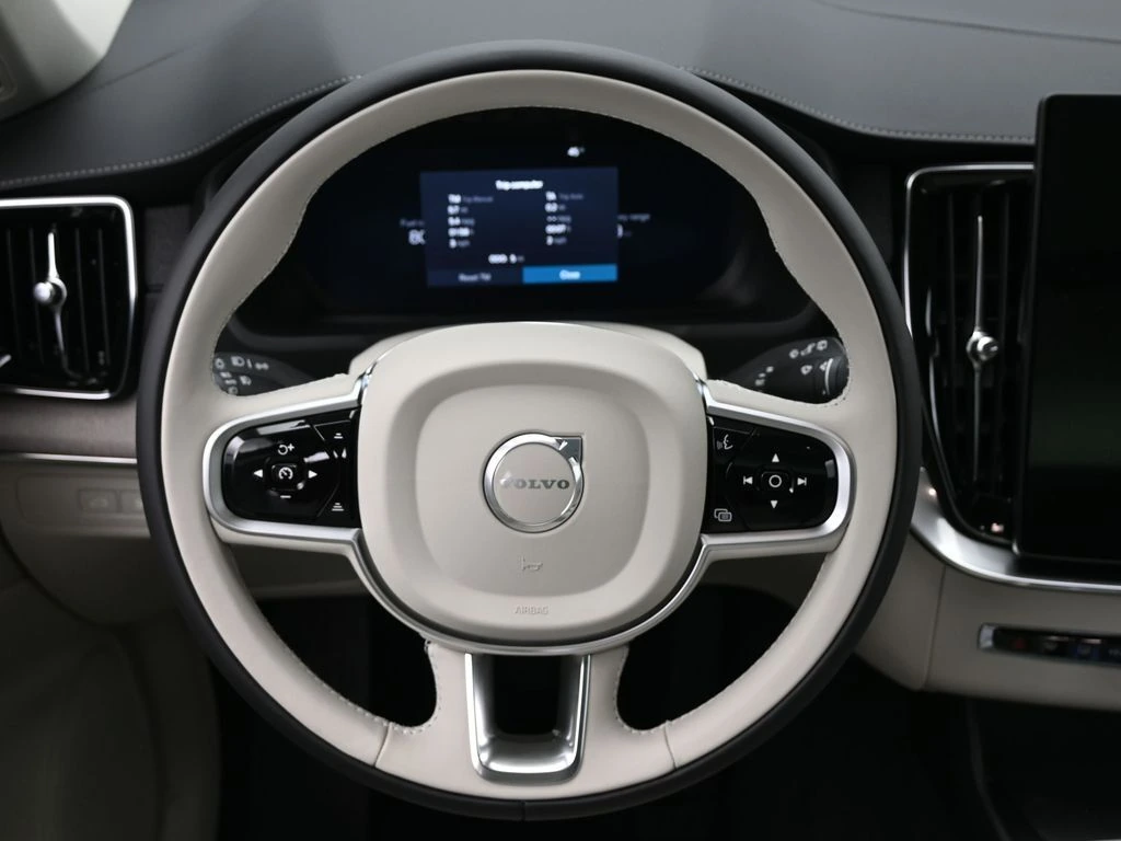 2026 Volvo - image 17