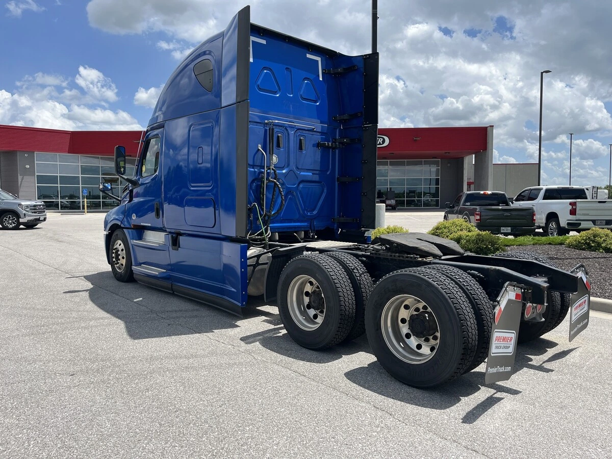 2022 Freightliner Cascadia — photo 7