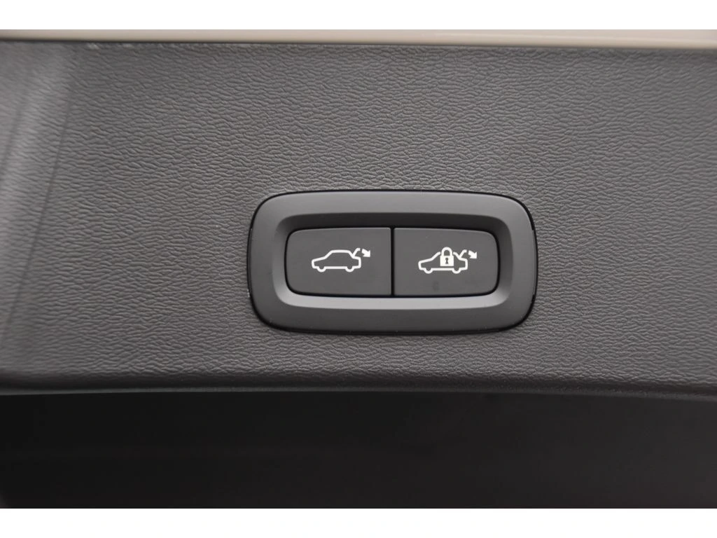 2025 Volvo - image 21