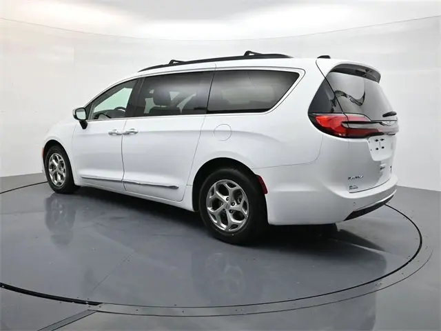 2023 Chrysler Pacifica Limited photo 2