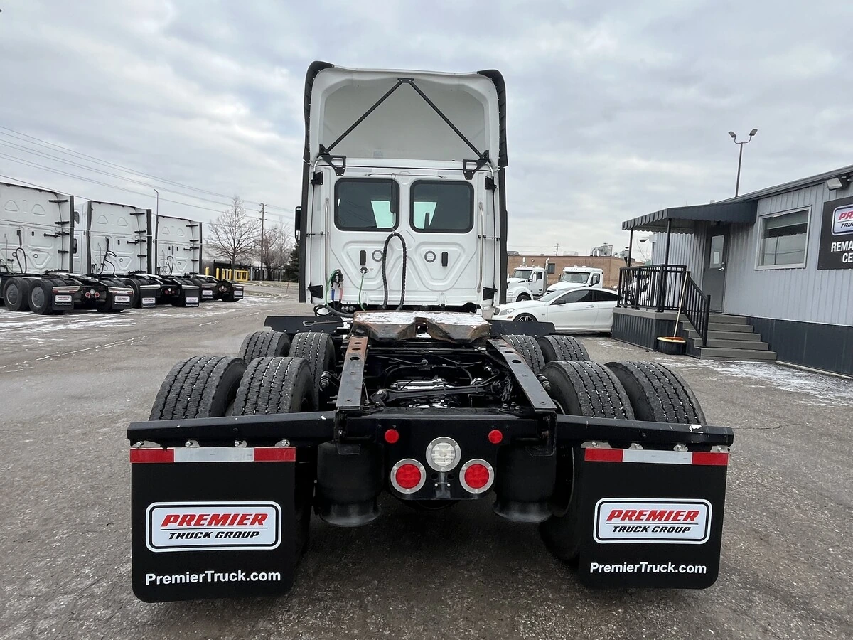 2024 Freightliner eCascadia in Mississauga, ON — photo 8