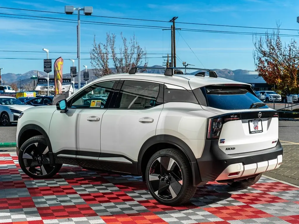 2026 Nissan Kicks SR photo 2