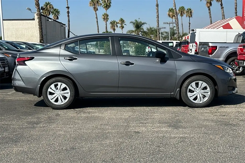 2025 Nissan Versa 1.6 S photo 2