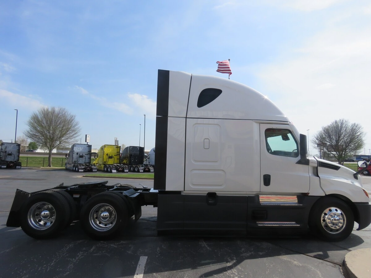 2023 Freightliner Cascadia - image 8