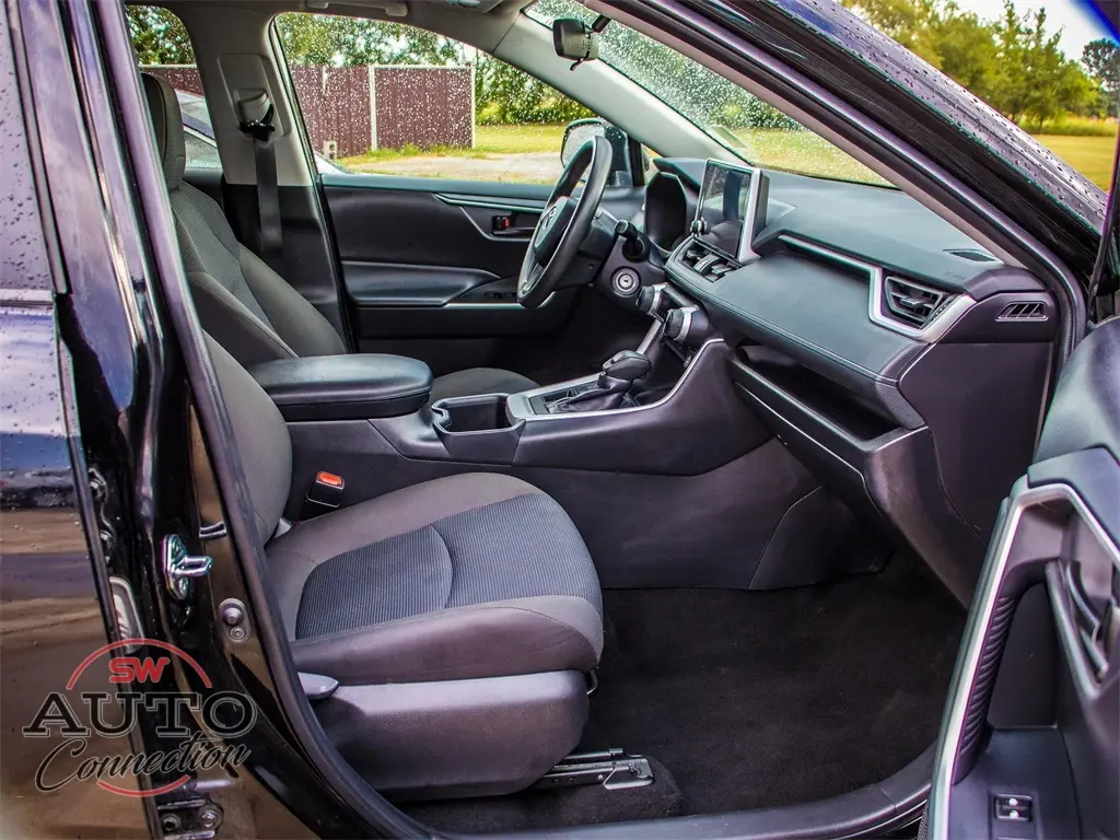 2024 Toyota RAV4 LE photo 8