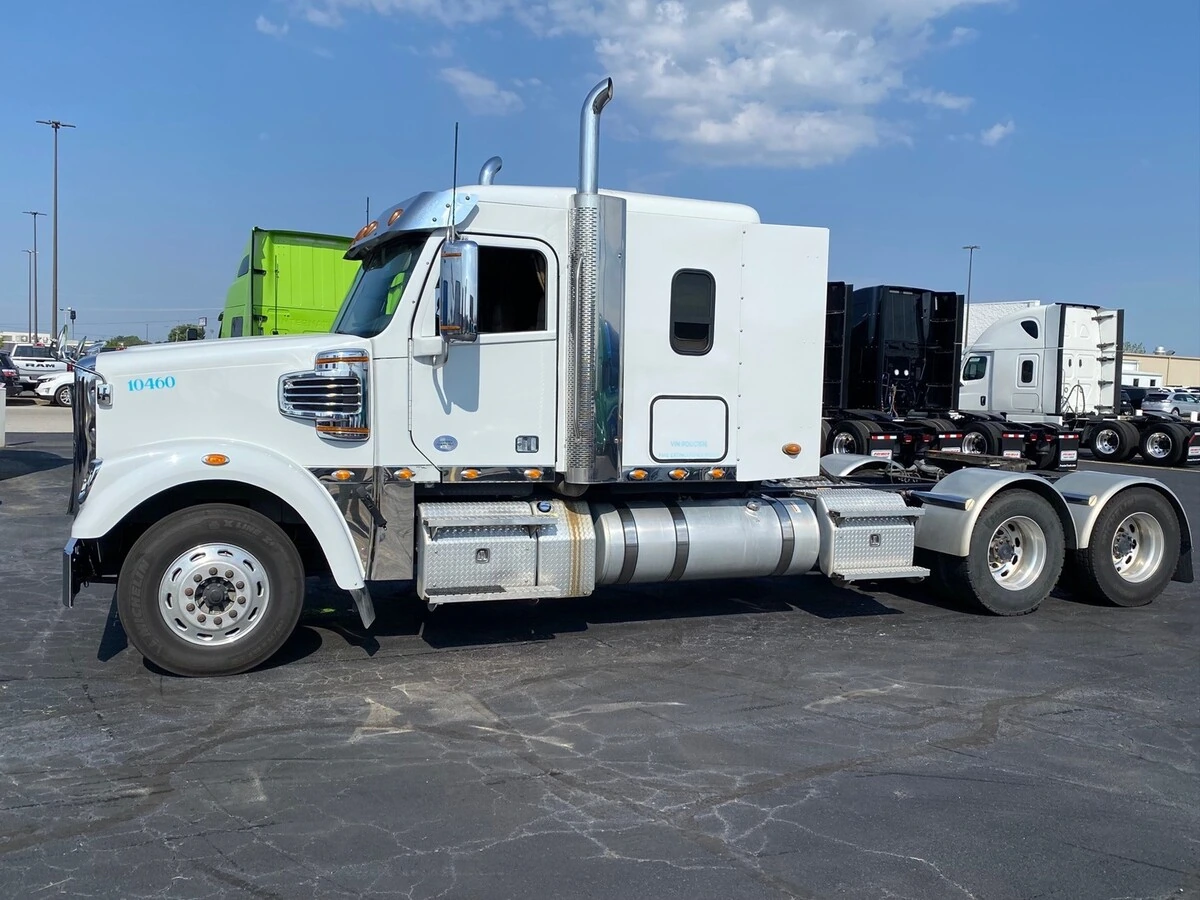 2023 Freightliner 122SD — photo 2