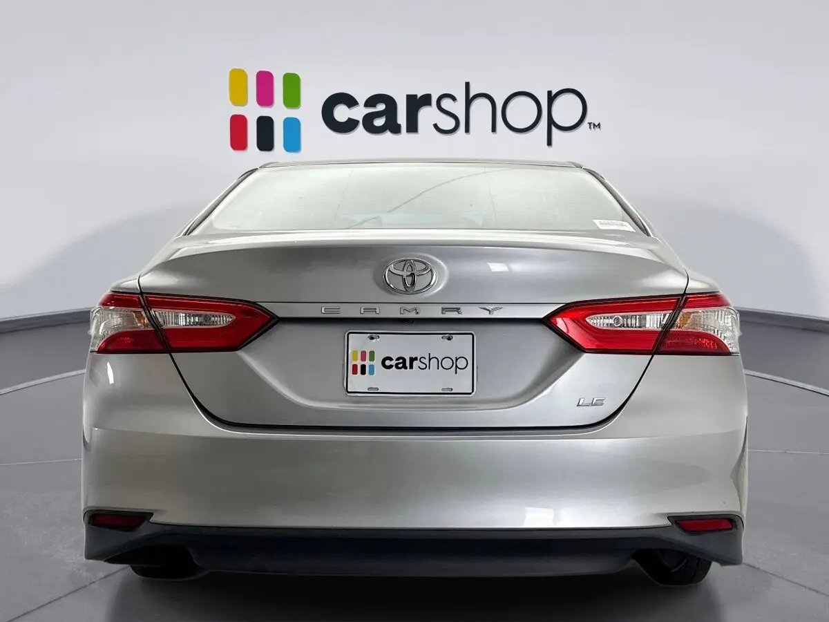 2018 Toyota Camry SE XLE photo 2